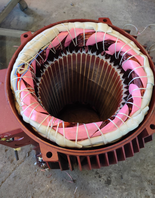 Silnik elektryczny podczas regeneracji.